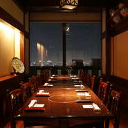 野村ビルの49階・50階に位置する店舗は地上200メートルに位置しています。部屋は全面ガラス張りで、夜になれば新宿のネオン街を眼下に一望することができます。