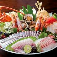 魚は天然もののみを使用し、食材は土佐から輸送しています。また鰹は一本釣りされたものだけを、土佐黒毛和牛はA5ランクのものを使用しています。