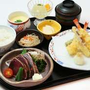 鰹たたき・天ぷら盛合せ・茶碗蒸し・小鉢・御飯・香物・味噌汁・デザート
