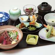 鰹たたき又は鮮魚刺身・天ぷら・茶碗蒸し・前菜盛り合わせ・小鉢・御飯・香物・味噌汁・デザート