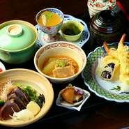 炭火焼鰹たたき3貫・土佐ポーク角煮・天ぷら盛り合わせ・中鉢・茶碗蒸し・御飯・香物・味噌汁・デザート2種