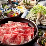 前菜三種盛り合わせ・炭火焼　鰹たたき・黒毛和牛のしゃぶしゃぶ・稲庭うどん・デザート　臭みがなくやわらかいA5ランクの黒毛和牛が味わえます。