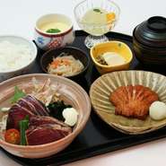 炭火焼鰹たたき5貫・自家製土佐天・中鉢・茶碗蒸し・御飯・香物・味噌汁・デザート