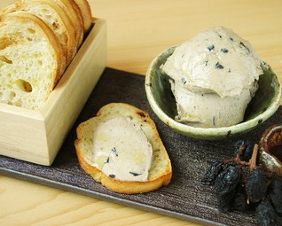 「自家製白レバームース」