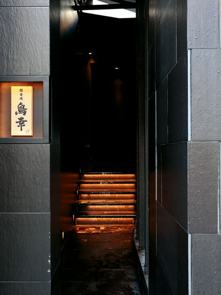 細くて長いアプローチ、隠れ家的雰囲気がただよいます