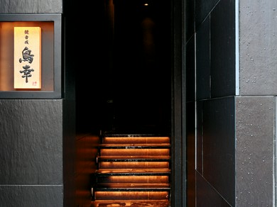 細くて長いアプローチ、隠れ家的雰囲気がただよいます