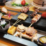 人気の高い「レバームース」やこっくり濃厚な味わいの卵をたっぷり使用した「親子丼（小）」など全10品。
