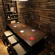 6名まで利用可能な個室が3部屋。落ち着いて大切なお話もゆっくりできます。接待はもちろん家族の大切なお祝い事等にもおすすめ。焼き師が丁寧に焼き上げた料理と、その魅力を引き立てる厳選ワインを楽しめます。