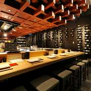 精魂込めて一串一串味付けと焼き加減にこだわる焼き師の凛とした空気感が伝わってくる迫力あるカウンター席。焼鳥ができあがる音や香りも楽しめます。お一人さまも利用しやすい雰囲気のレイアウトです。