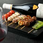 おしゃれでスタイリッシュな店内は、広々として木のぬくもりを感じる魅力的な空間です。時には隠れ家的空間で、大人のデートを楽しんでみてはいかがですか。焼鳥を楽しみながら、ワイングラス片手に大切な人と乾杯。