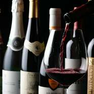 壁一面に並べられたワインボトルの光景は圧巻です。ワインに精通した店長がこだわりの料理とマリアージュ。さらなる食の愉しみを提供してくれます。ワインチョイスのご相談もお気軽にどうぞ。