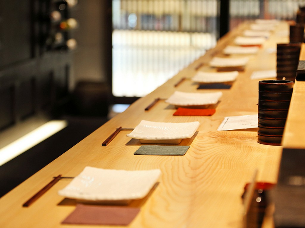 綺麗な店内、凛とした白木のカウンターが印象的