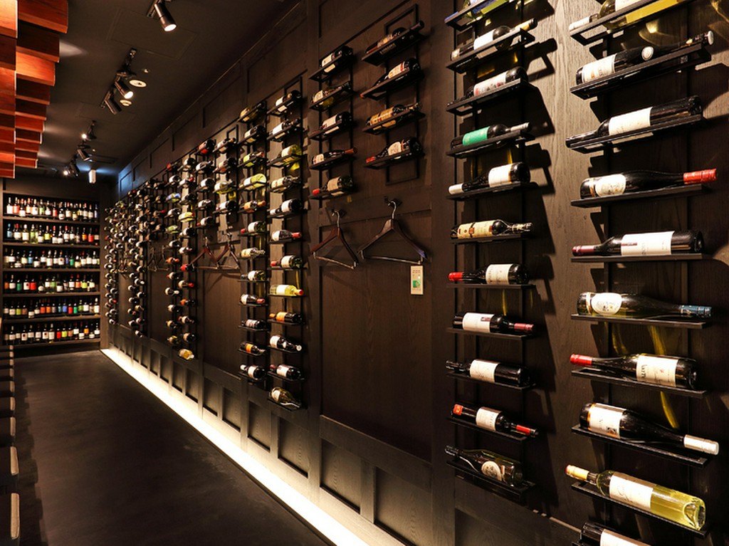 壁一面に沿ってディスプレイされたワインボトルが圧巻