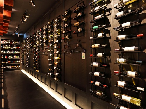 壁一面に沿ってディスプレイされたワインボトルが圧巻
