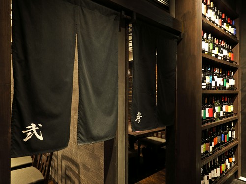 趣ある暖簾がかかる個室の入り口