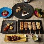 世界各国の厳選ワインと焼鳥のマリアージュを心ゆくまでご堪能くださいませ。