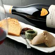 白レバーと生クリームをふんだんに使った、濃厚で口どけのよい自慢の一品。ワインとの相性も抜群です。添えてある蜂蜜は、お好みでかけてお召し上がりください。コースの前菜にも入っている人気メニューです。