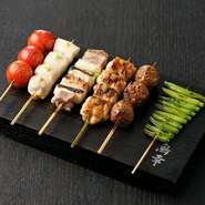 八ケ岳の大自然の中で元気に育った鶏を使用。ほどよい弾力性と柔らかい肉質、旨味や甘味など深い味わいが特徴的。焼き師が焼き上げた焼鳥は、炭の香りと香ばしさ、ジューシーな鶏の旨味が口いっぱいに広がります。