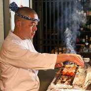 お客さまが何を求めておられるのかを考え、お客さまから「美味しかった」と言っていただけるように心を込めたおもてなし。カウンター席のお客さまとの会話も楽しみながら、自然な接客を心がけています。