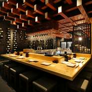 少し暗めの照明で落ち着いて飲める雰囲気の焼鳥のお店です。肩ひじ張らず気軽に利用を。カウンター席と個室のレイアウト。親しい友人や仲間、カップルでワイン片手にこだわりの焼鳥をゆっくり楽しめます。