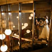 入口テラスにある光と鏡の螺旋階段を降りていくと目の前に広がる大人な空間が二人の特別な一日を演出。