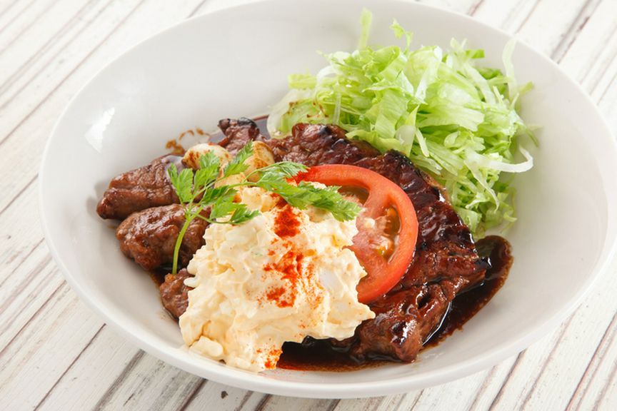 和洋折衷の創作メニューの中にはご当地グルメのアレンジも