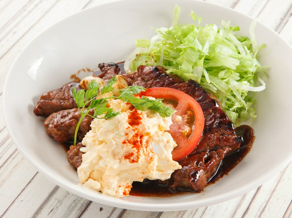 和洋折衷の創作メニューの中にはご当地グルメのアレンジも