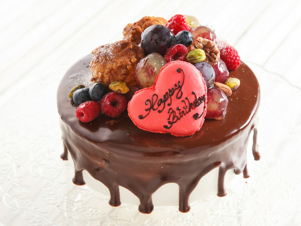 贈られる人に合わせ丹精込めて焼き上げるホールケーキ