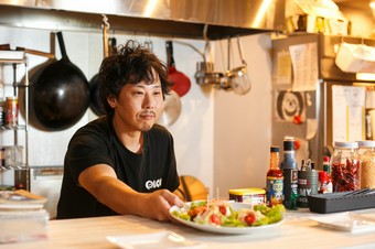 料理とスイーツそれぞれ専門の職人が所属