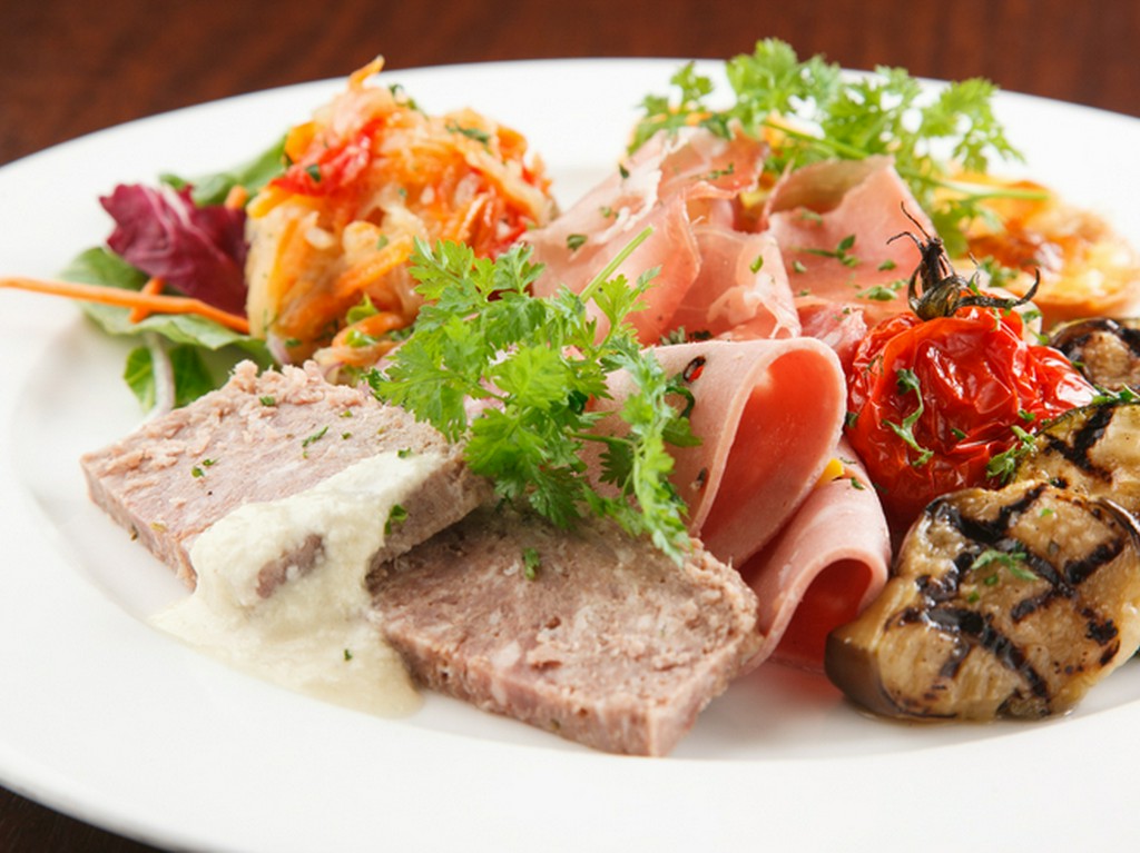 6種類ほどの盛り合わせが楽しめる『前菜の盛り合わせ』