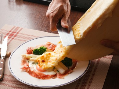チーズの味わいがたまらない『ラクレットチーズのオーブン焼き』