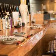お客さまの好みに応えられるように、辛口から甘口まで種類豊富に取り揃えられている日本酒。スタンダードな銘柄が中心となっているので、日本酒初心者もスタッフに相談して好みの物を見つける事も出来そう。