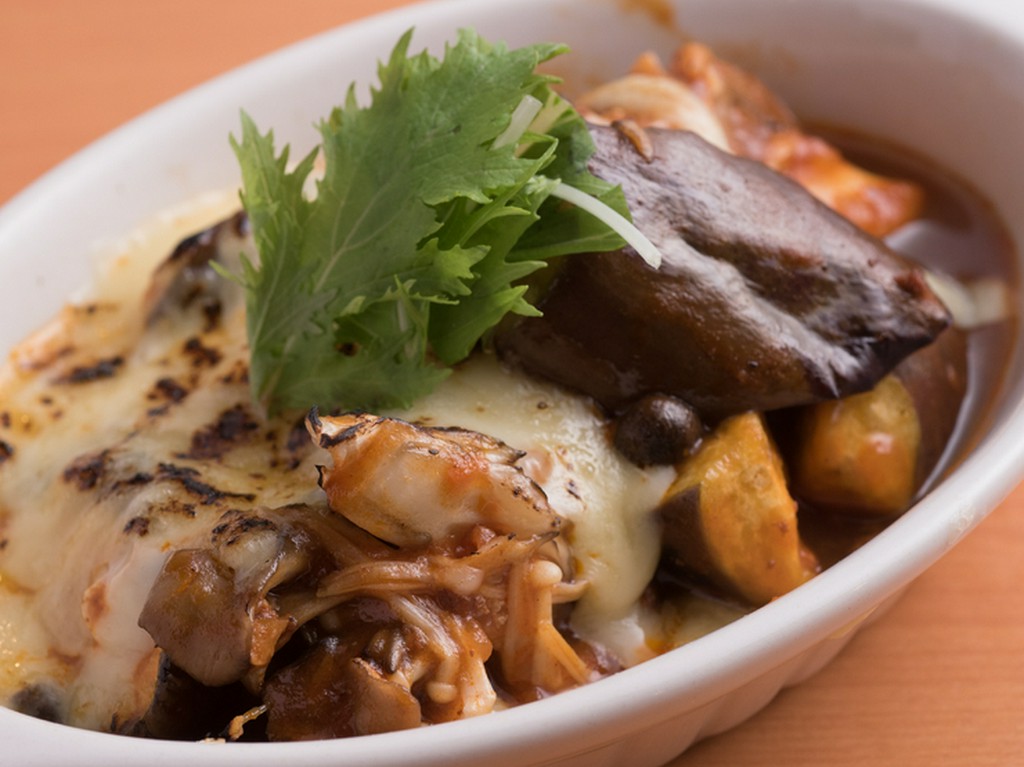 ワインにもぴったり！「なすとチーズのトマトソース焼き」