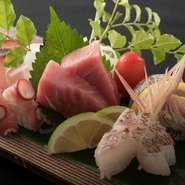 毎朝仕入れてくる、季節の新鮮な魚を使用した盛り合わせ。長崎産の生のマグロも乗っている贅沢な一皿。