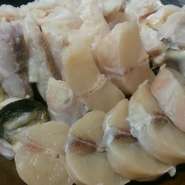 豚しゃぶ、地鶏鍋、鴨鍋、　3000～ 寄せ鍋、海鮮鍋　　4000～
寒鰆しゃぶ　5000～
フグ鍋、スッポン鍋  8000～
刺身盛り合わせやおすすめ料理をセットした鍋コースです。