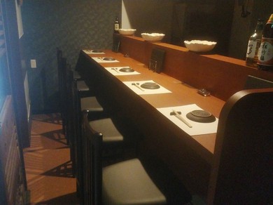 木を基調とした、落ち着いた店内となっております