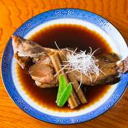 瀬戸内の旬のお魚を、シンプルな味付けで煮込んだ『瀬戸内の煮魚』。店主が目利きで厳選した、今が一番おいしい旬の魚を堪能できます。仕入れ状況でメニュー変わります。