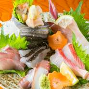 料理の道20年の店主が目利きで厳選した旬の魚を、自家製の魚に合う醤油でいただく『刺身の盛り合わせ』。旬のお魚本来の味を存分に楽しめる逸品です。仕入れ状況でメニュー変わります。