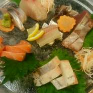 飲み放題付きでコースの一例　付き出し　刺身盛り　焼き魚or煮魚　肉料理　炊き合わせ　天ぷら　フライ　サラダ　酢の物　蒸し物　海鮮ピザ　海鮮アヒージョ　海鮮茶碗蒸しなど　仕入れや季節により内容がかわりますが、ご用意いたします。
食事は御飯類か麺類(雑炊、炊き込みご飯、おにぎり、うどん、茶蕎麦)などです。
