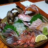 天然の魚を中心に　刺身盛り　煮魚　和牛網焼き　天ぷら　蒸し物　酢の物　握り寿司、チラシ寿司など豪華なコース料理になります。
季節に応じて旬な食材が食べれるコースになります。