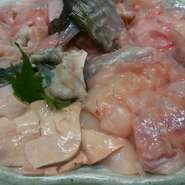 鮟鱇鍋　刺身盛り　鶏の唐揚げが付いてます。。
鮟鱇は姿はキレイではありませんが、実は美味しい魚です。コラーゲンもあり　皮はゼラチンで身は白身魚に近い味です。
ぜひ寒い冬にオススメです。