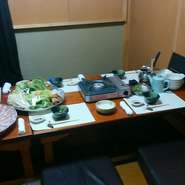御予算にもよりますが、地鶏水炊き　鴨鍋　牛タンしゃぶ　鯛しゃぶ　鰆しゃぶ　寄せ鍋　くえ鍋なども対応しております。
また　網焼きコース7000～などもございます。
貸し切りも可能。