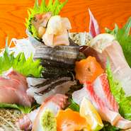魚の目利きに自信のある店主が厳選した、今が旬の魚を堪能できる『刺身の盛り合わせ』。旬の魚を使用するため、訪れるたびにさまざまな魚を楽しむことができる逸品です。