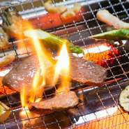 目の前の焼き機で焼いて食べる『網焼き』では、魚だけではなく旬の野菜や、ハラミやタンやミノなどのお肉も楽しめます。