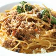 外観も、内観もウッド調の温かみのある、ほっとするお店。カップルのデート利用におすすめなお店です。提供される料理も女子が大好きなメニューが多いのですが、偏り過ぎないのはシェフが料理大好きだから。