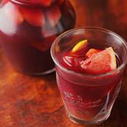 女子会には欠かせない人気ドリンクと言えば『自家製サングリア』です。フレッシュフルーツも入っているので、ビタミンを取りながら美味しい食事が楽しめるドリンクです。