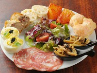 盛りだくさんの種類が盛られた『オードブル盛り合わせ』