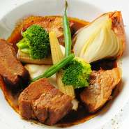 前菜などは季節野菜を中心に、ある日は店主の釣った魚。冬はイノシシやシカなどのジビエ肉など、旬の時期に合わせて、様々な食材を仕入れています。