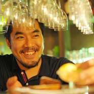 かた苦しくなく親しみやすい接客を心がけています。また、お食事を楽しんで貰える様に、お客様の食事のスピードを見て料理をお出ししています。