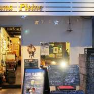 お店の外から、どんなお店なのか分かりやすいように、どんなシェフが作っているのかが分かる様に、扉と四角い小窓を付けています。どうぞ、「ちょっと寄ってみたいな」と思った日にふらりとお立ち寄りください。